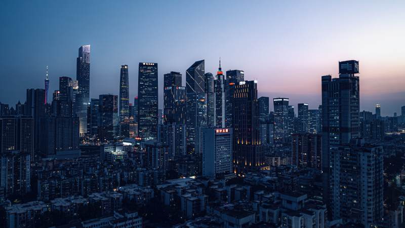 暮色中的城市天际线图片