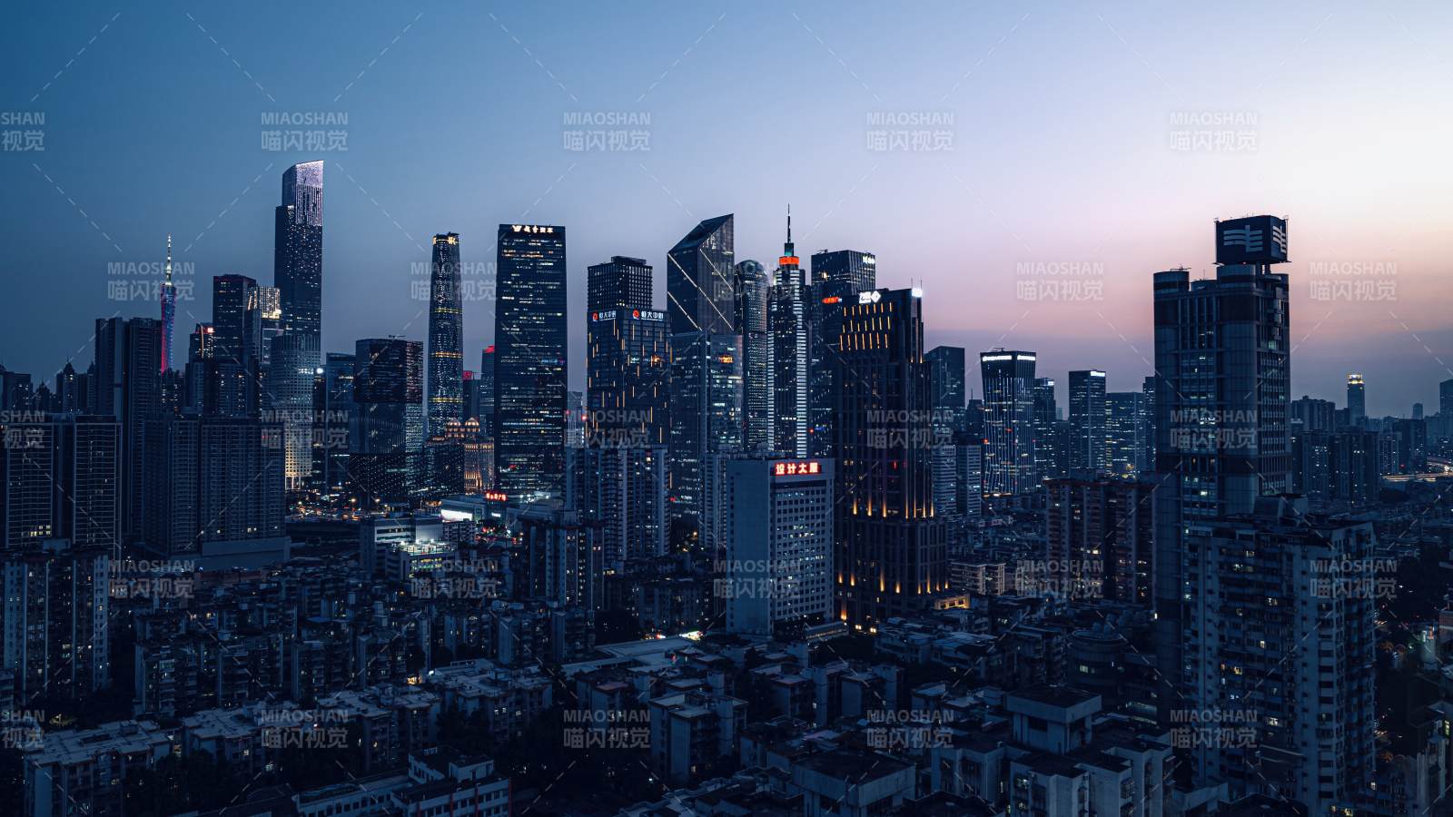 暮色中的城市天际线图片