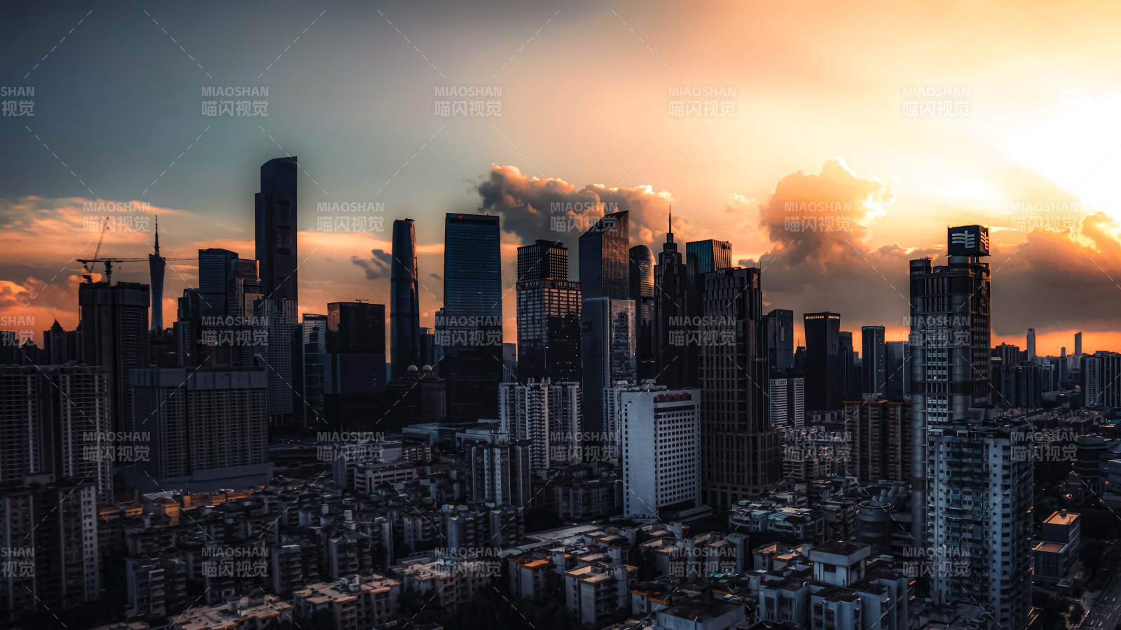 夕阳下的都市剪影图片