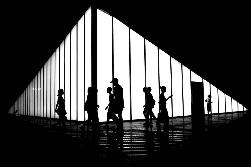 光影走廊 行人剪影行图片