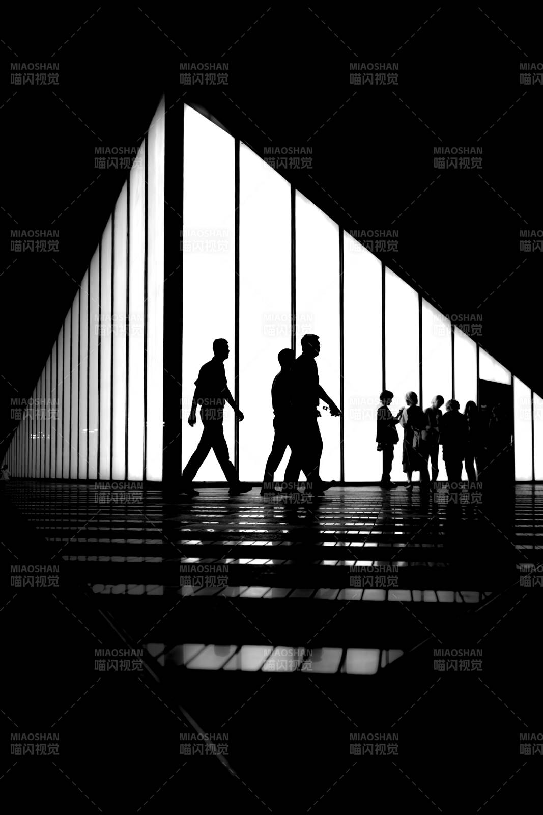光影走廊 行人剪影图片