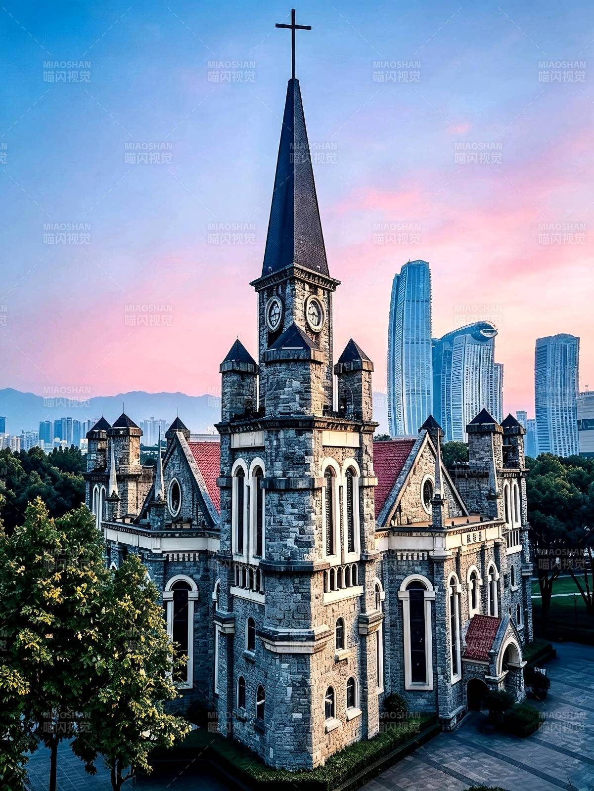 古教堂与现代都市交融之美图片