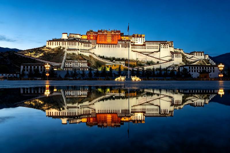 布达拉宫夜景倒影如画图片