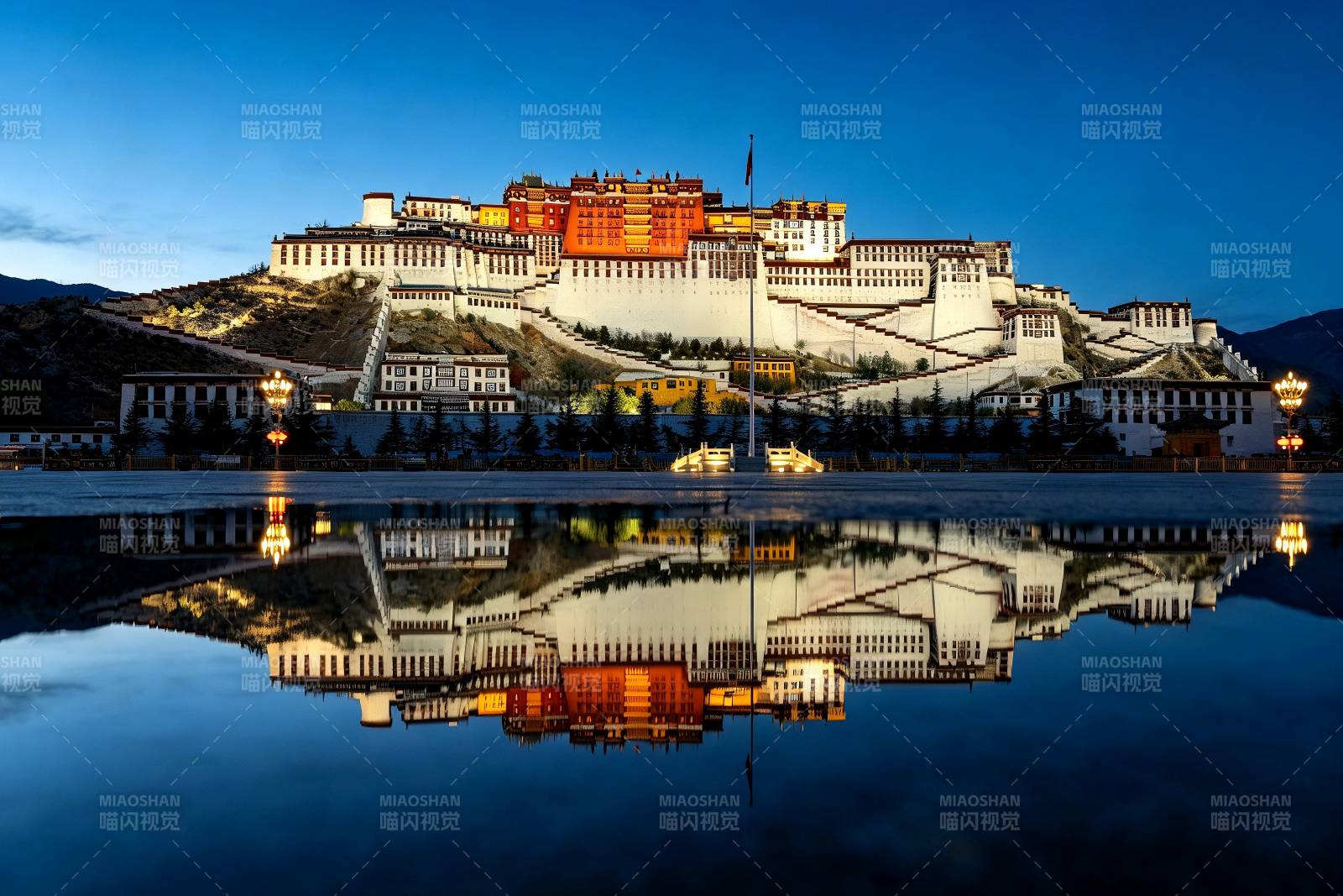 布达拉宫夜景倒影如画图片