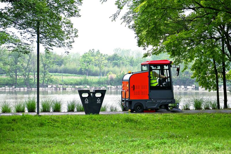 公园清洁车作业中图片