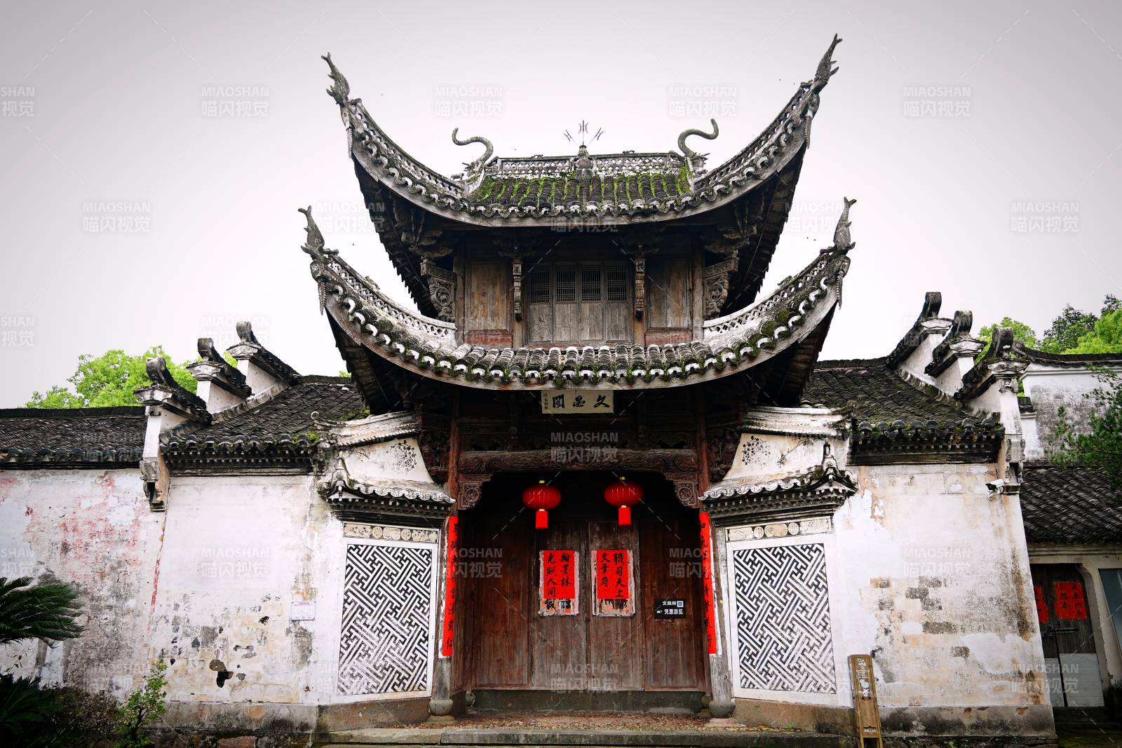 徽派古宅 飞檐红灯迎客来图片