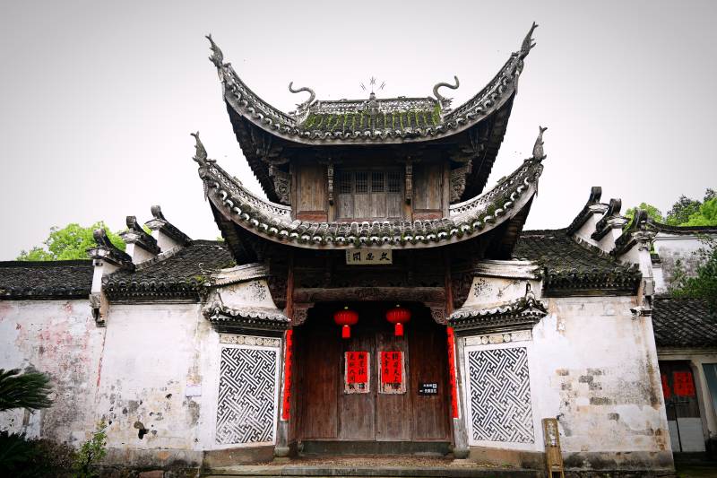 徽派古宅 飞檐红灯迎客来图片