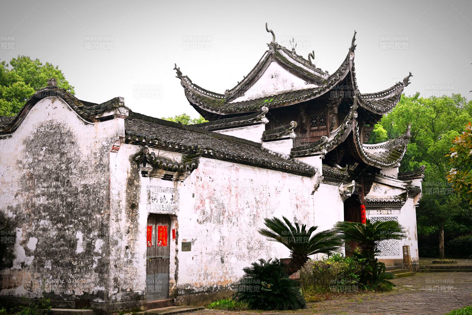 徽派古宅 白墙黛瓦映绿意图片