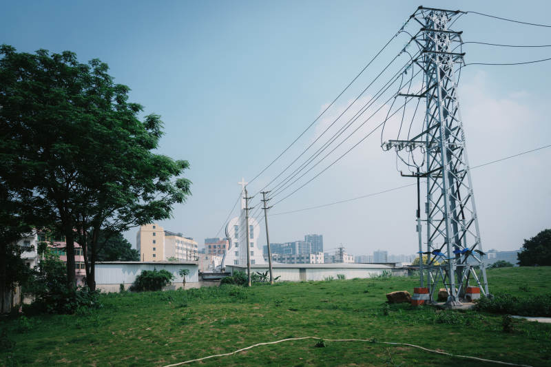 高压电塔下的城市绿地图片