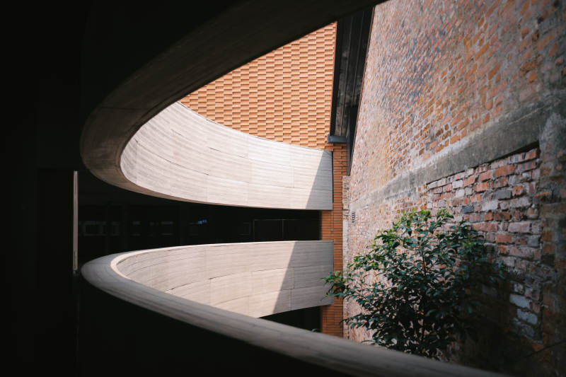 曲墙映砖 光影交织图片