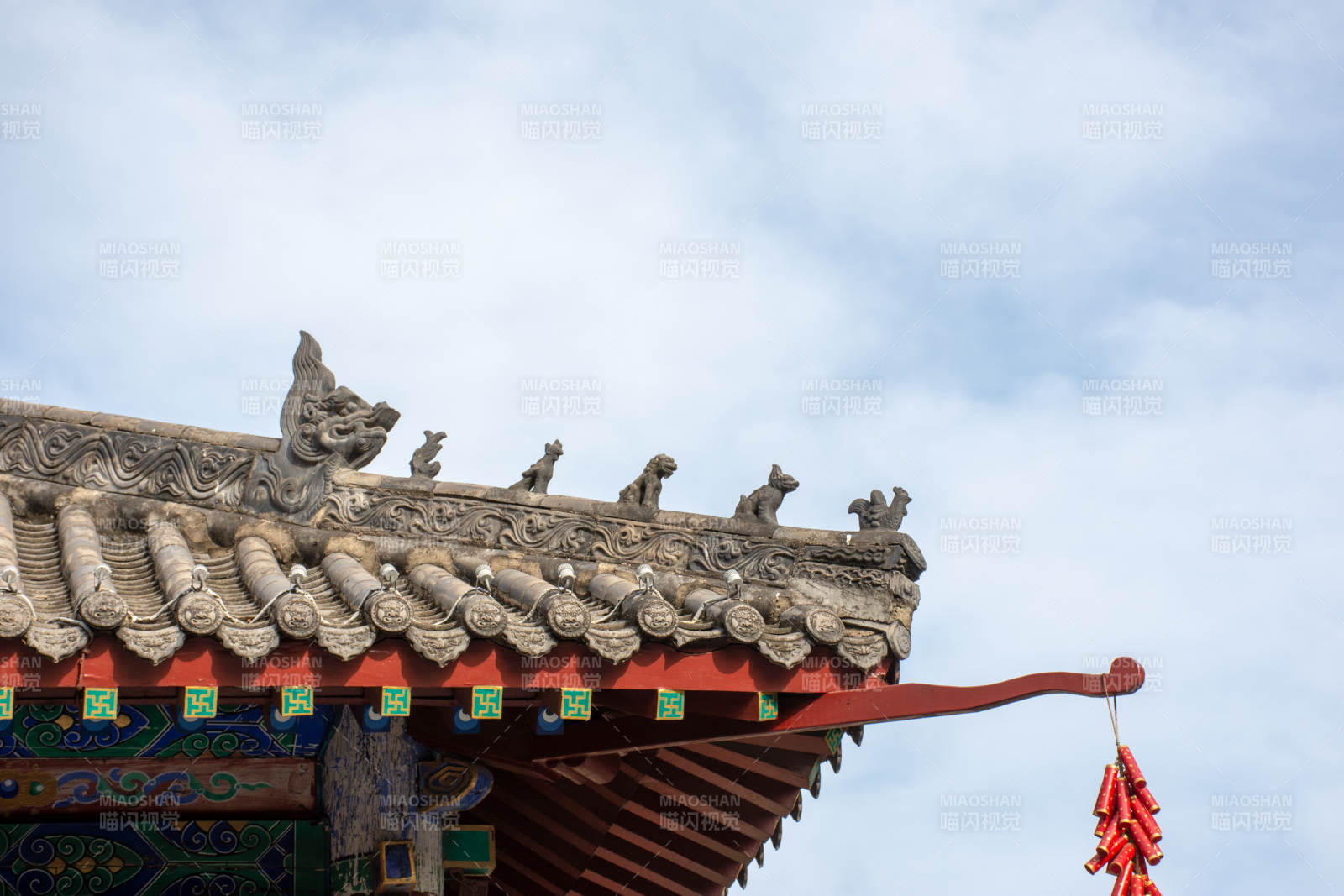 台儿庄古城古建屋檐脊兽映蓝天图片