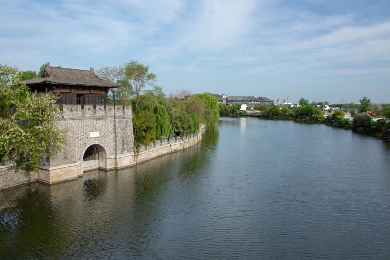台儿庄区古城墙临水 绿树映蓝天图片