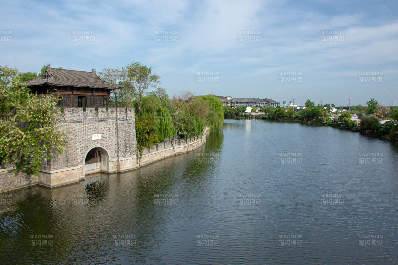 台儿庄区古城墙临水 绿树映蓝天图片