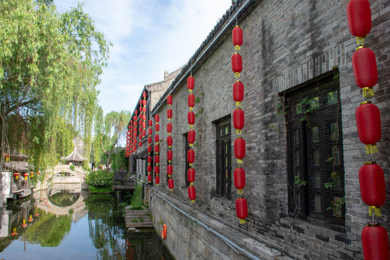 台儿庄古城古巷红灯映水桥图片