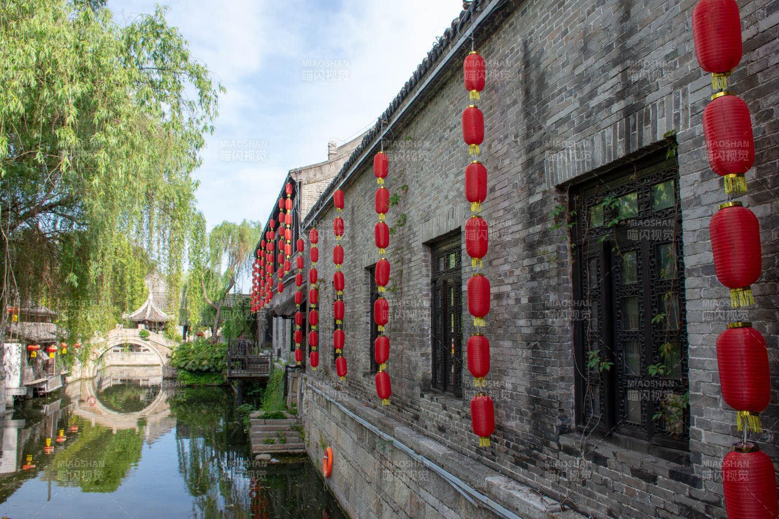 台儿庄古城古巷红灯映水桥图片