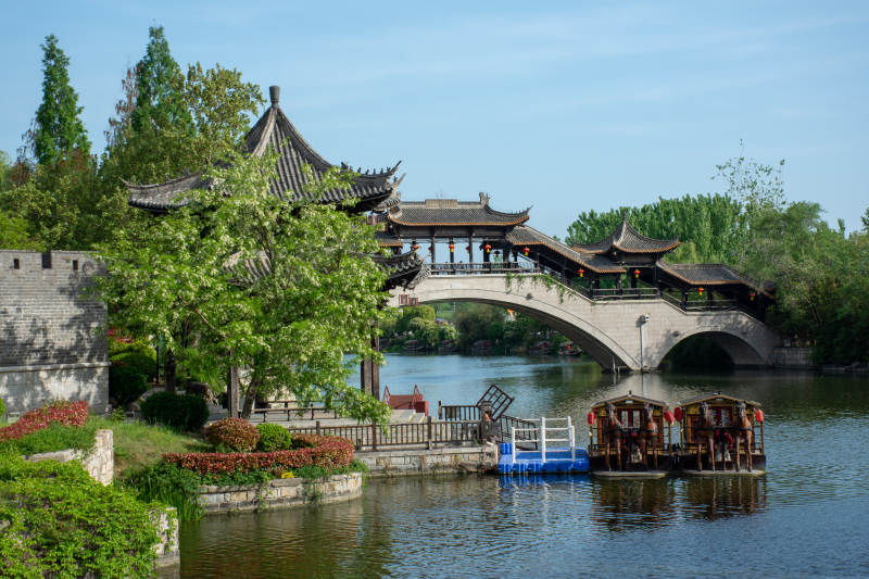 台儿庄古城古桥亭台映水景图片