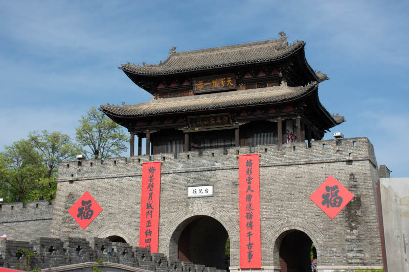 台儿庄古城古韵城楼映蓝天图片