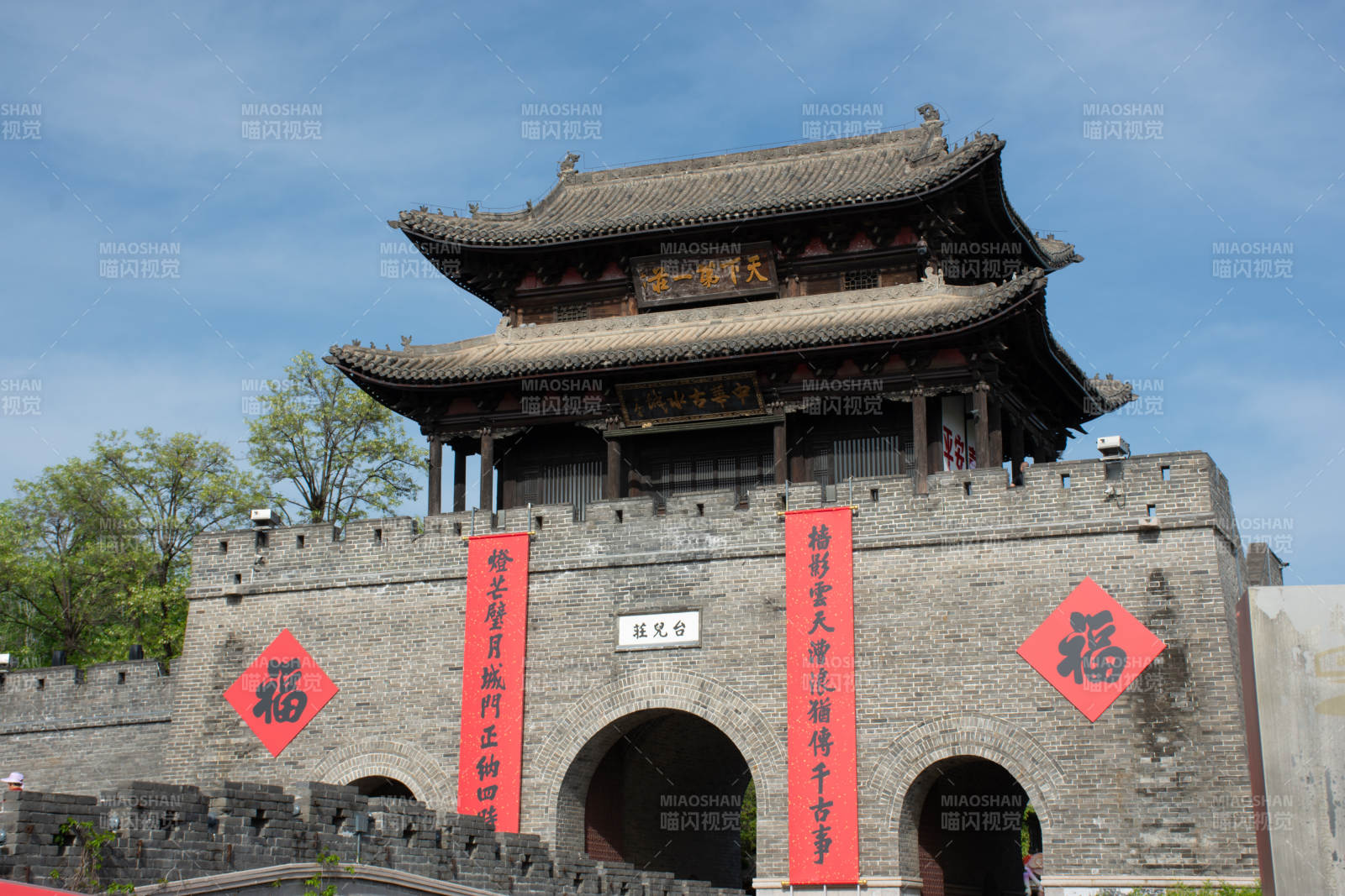 台儿庄古城古韵城楼映蓝天图片