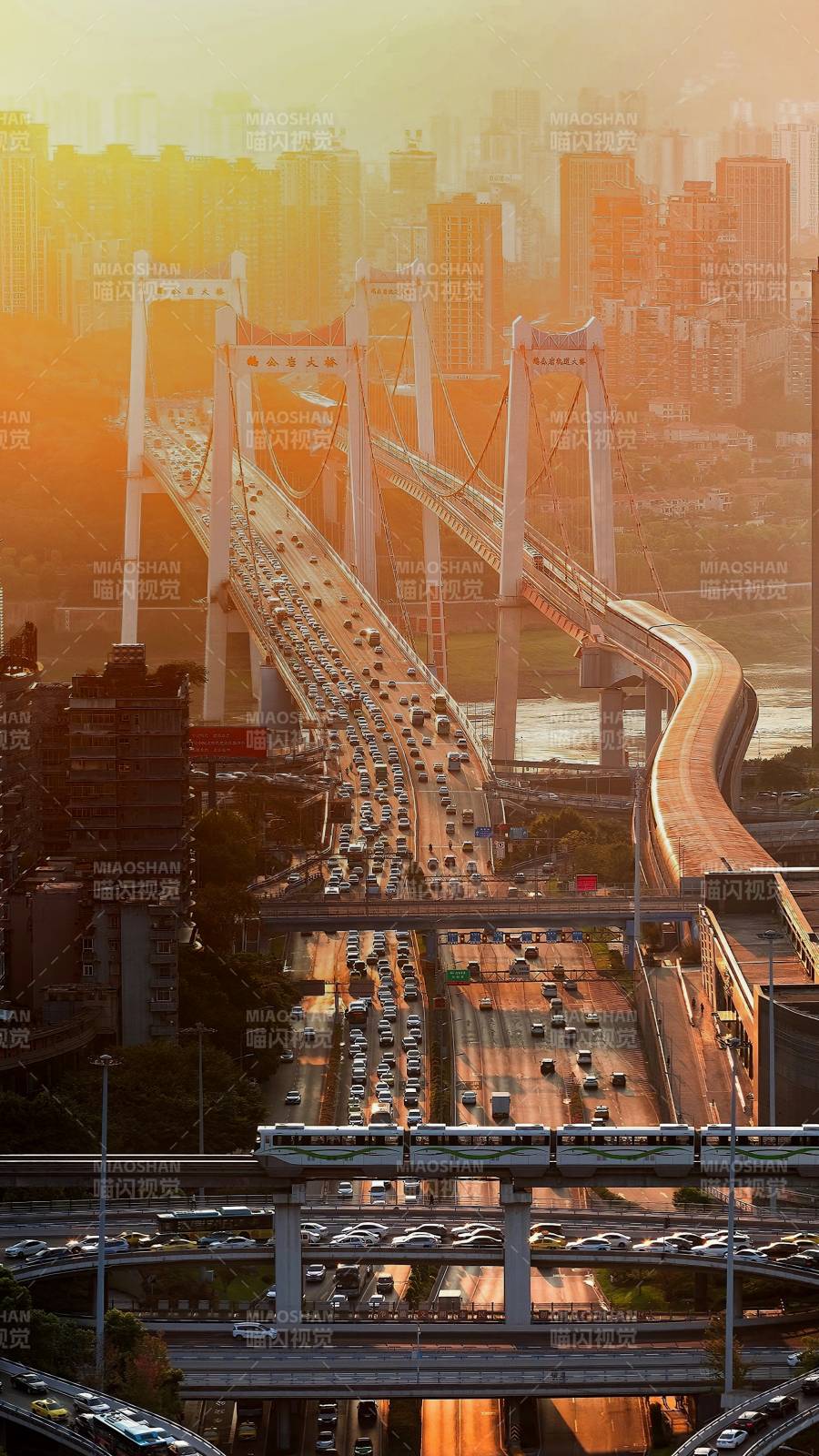 夕阳下的城市立交桥车流图片