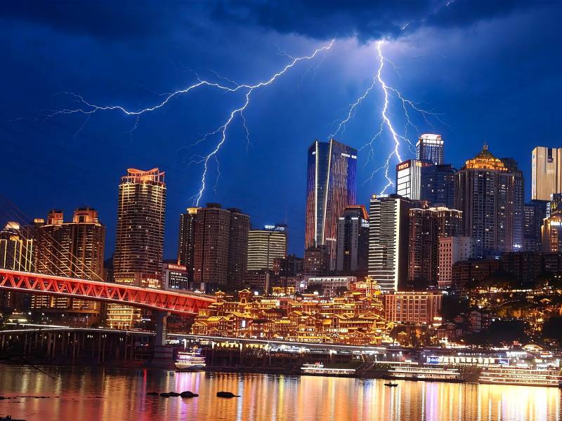 雷暴夜袭山城 灯火映江流图片