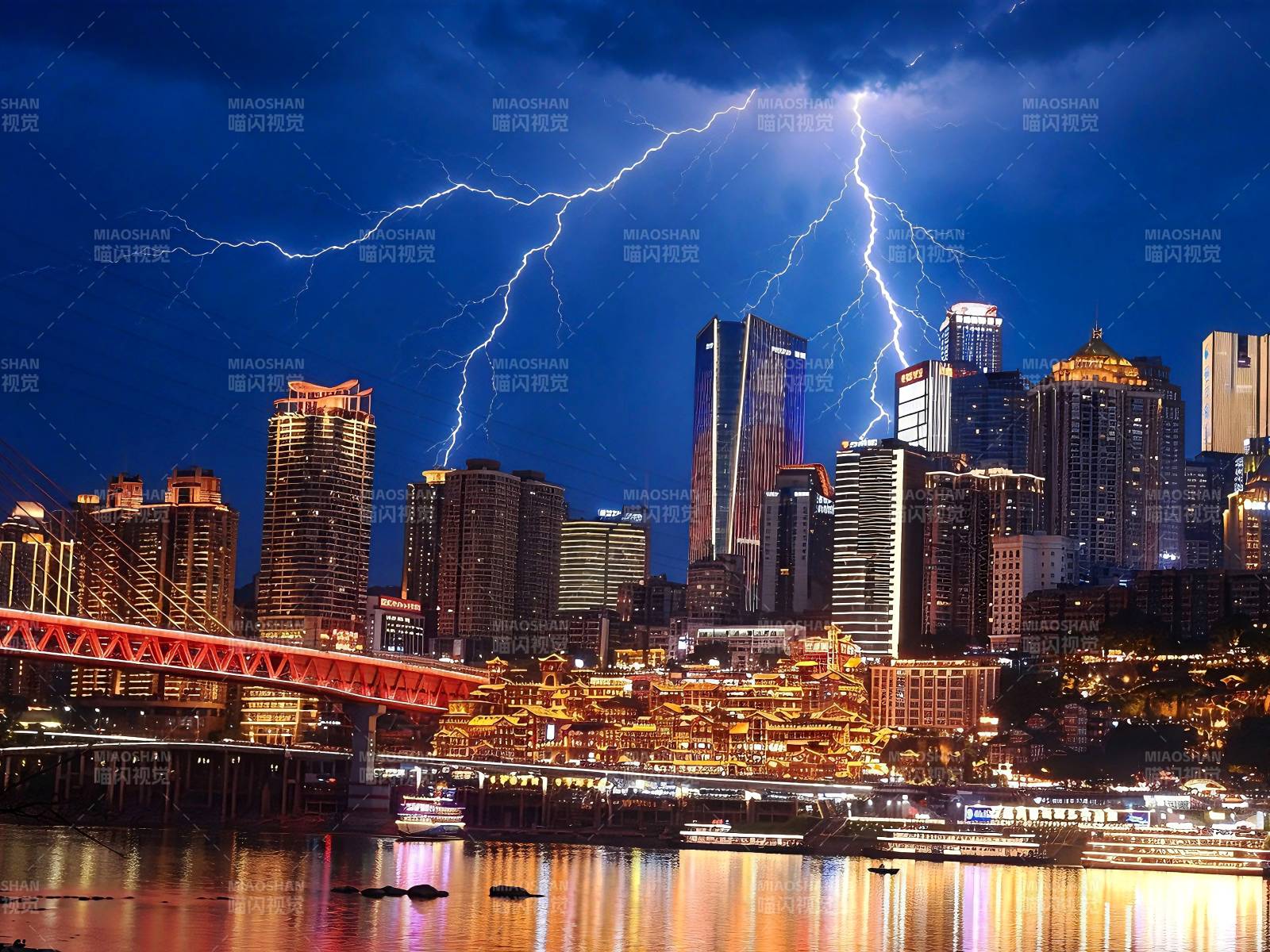 雷暴夜袭山城 灯火映江流图片