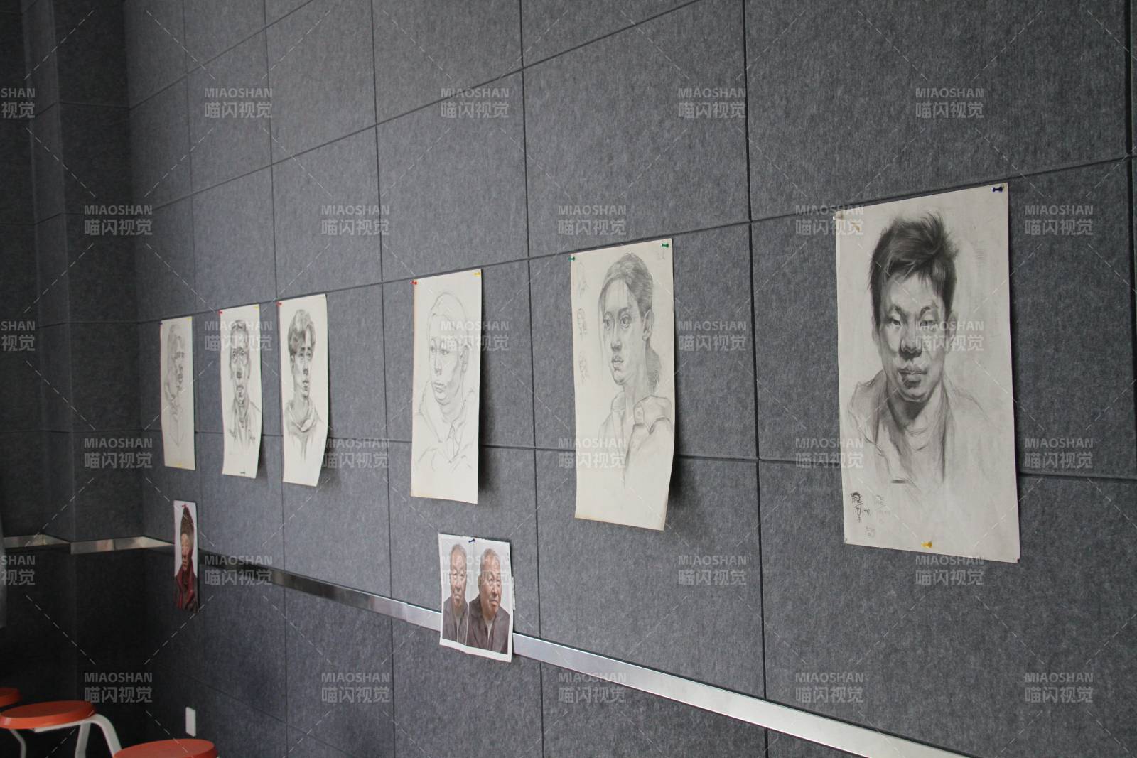 墙上素描人像展图片