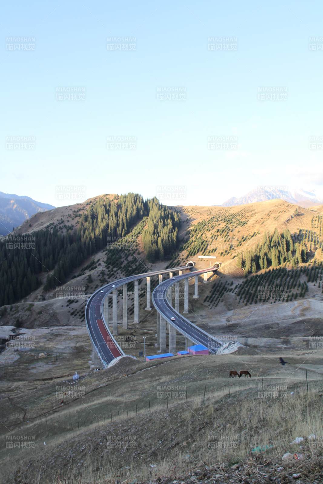 山间双螺旋公路奇观图片