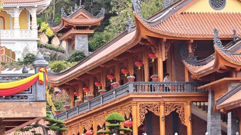 古寺红檐映山色图片