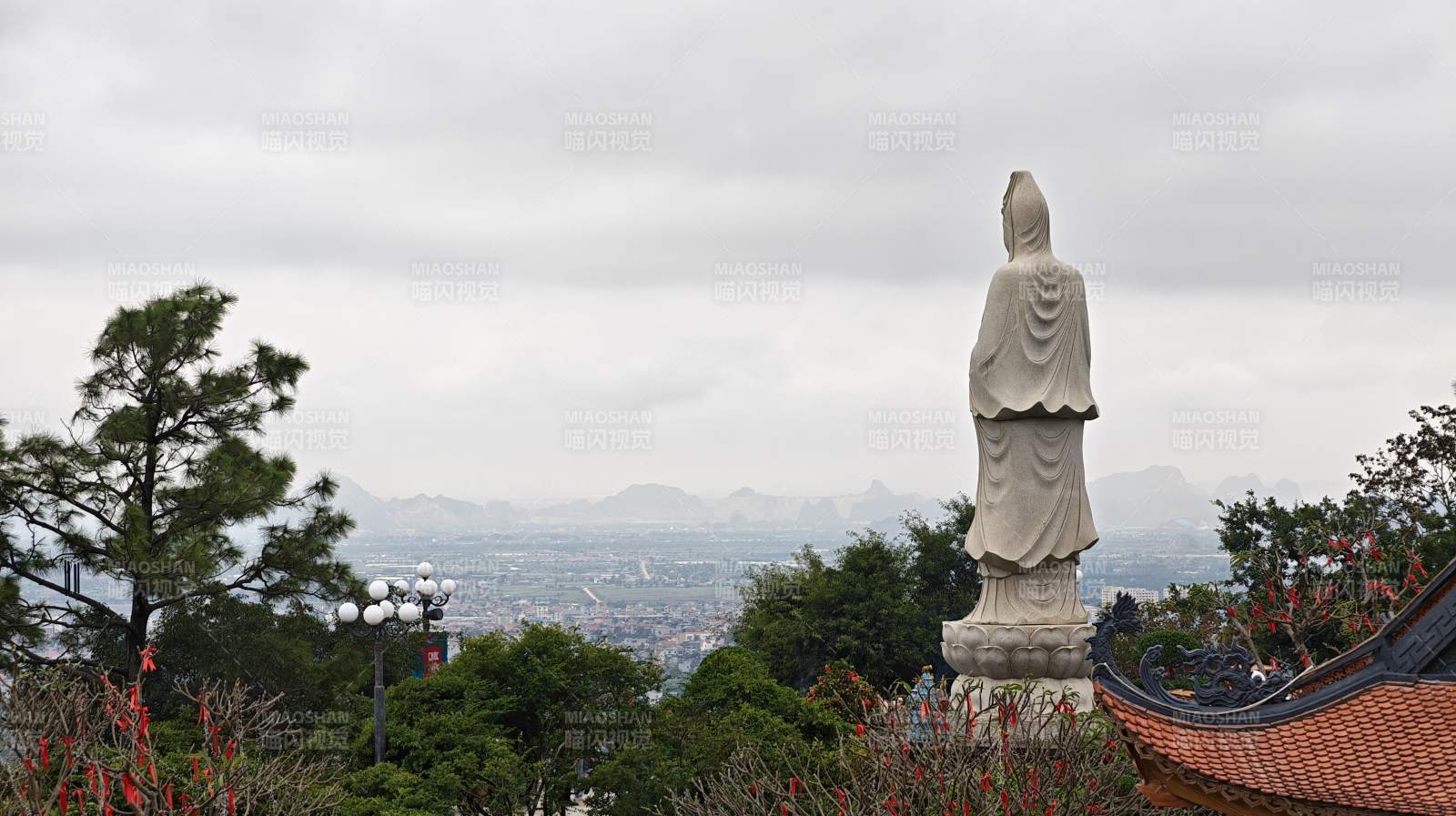 观音像俯瞰山城云海图片