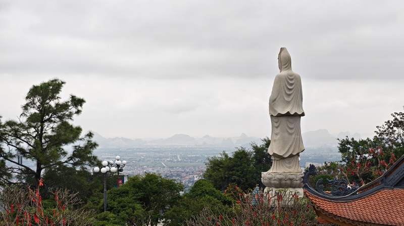 观音像俯瞰山城云海图片