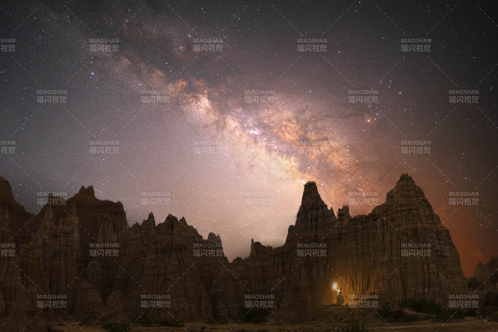 星空下的岩林奇景图片