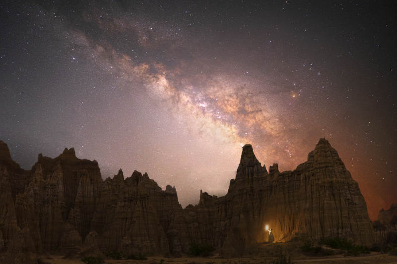 星空下的岩林奇景图片