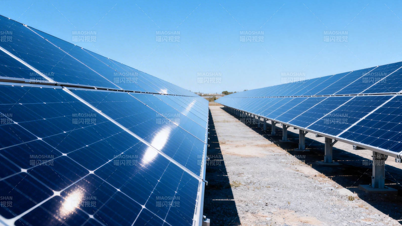 太阳能板阵列蓝天之下图片