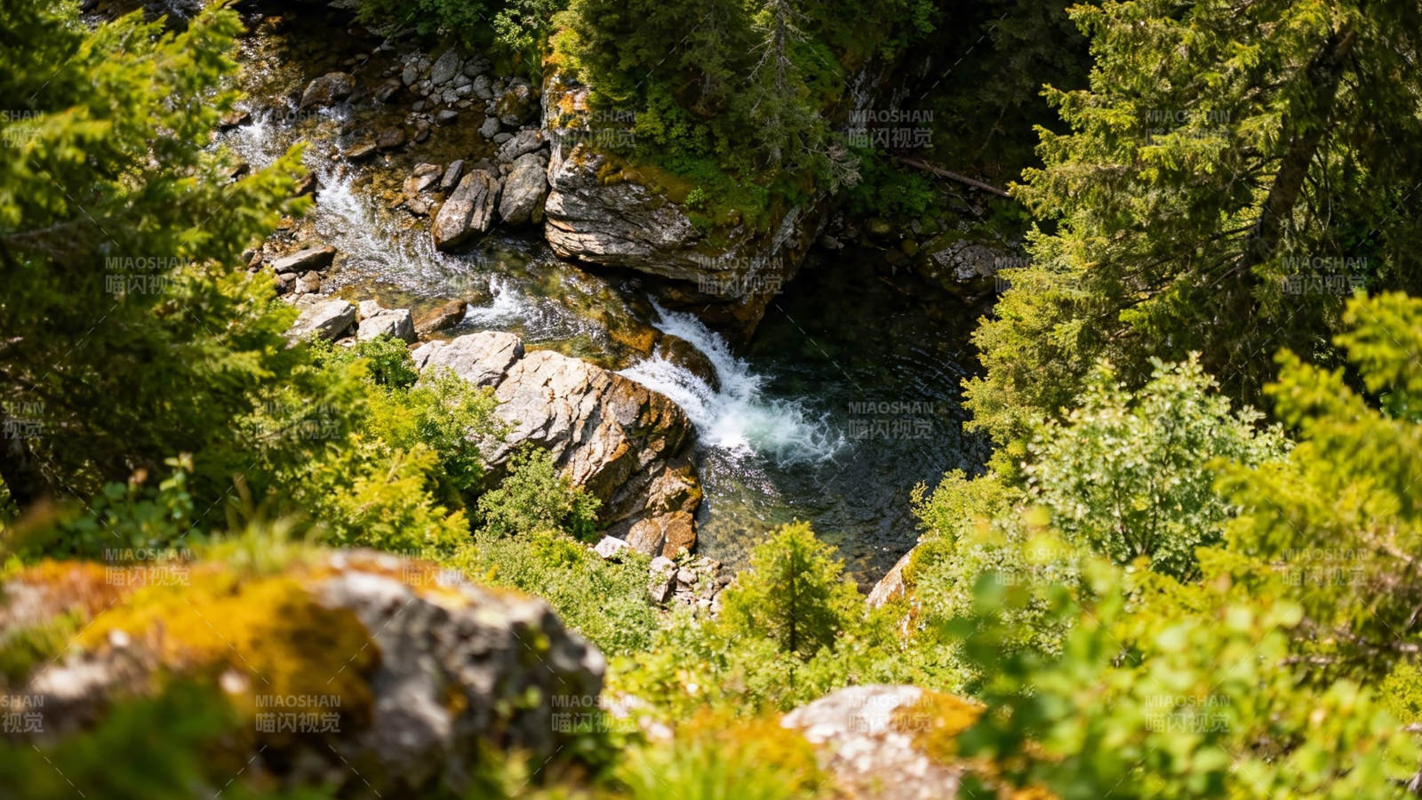 山涧溪流穿石而过图片