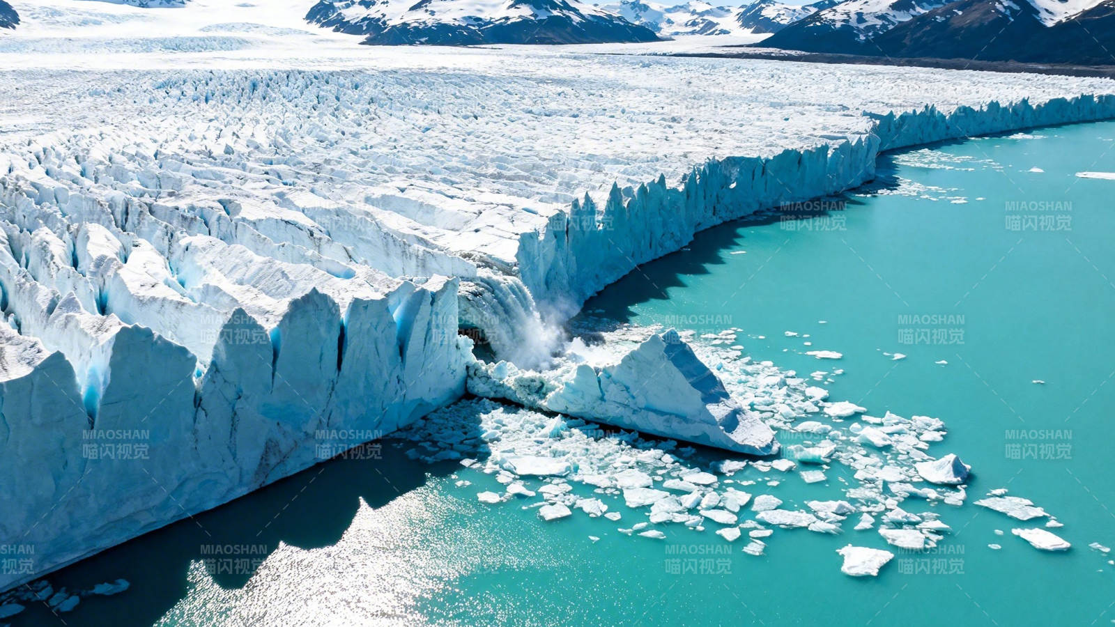 冰川崩解入海 蓝绿交融奇观图片