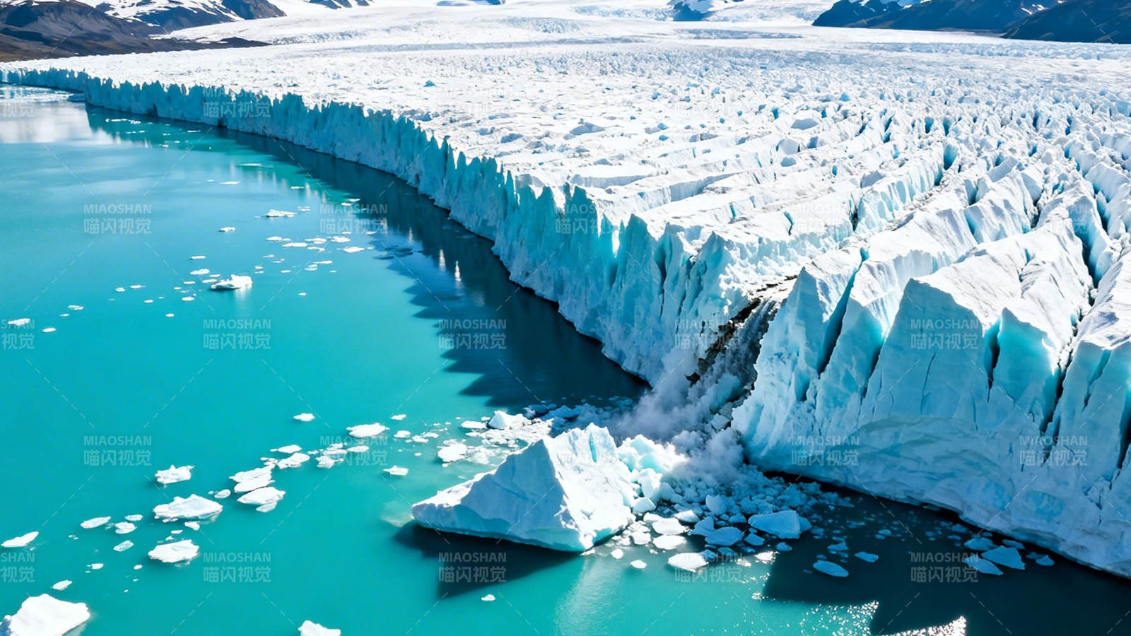 冰川崩解入海 碧蓝如画图片