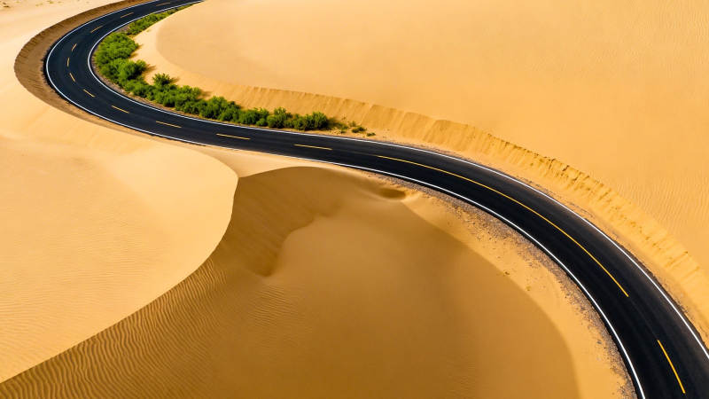 沙漠公路蜿蜒如龙图片