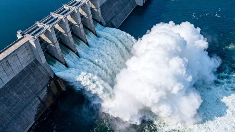 大坝泄洪 水花飞溅壮观图片