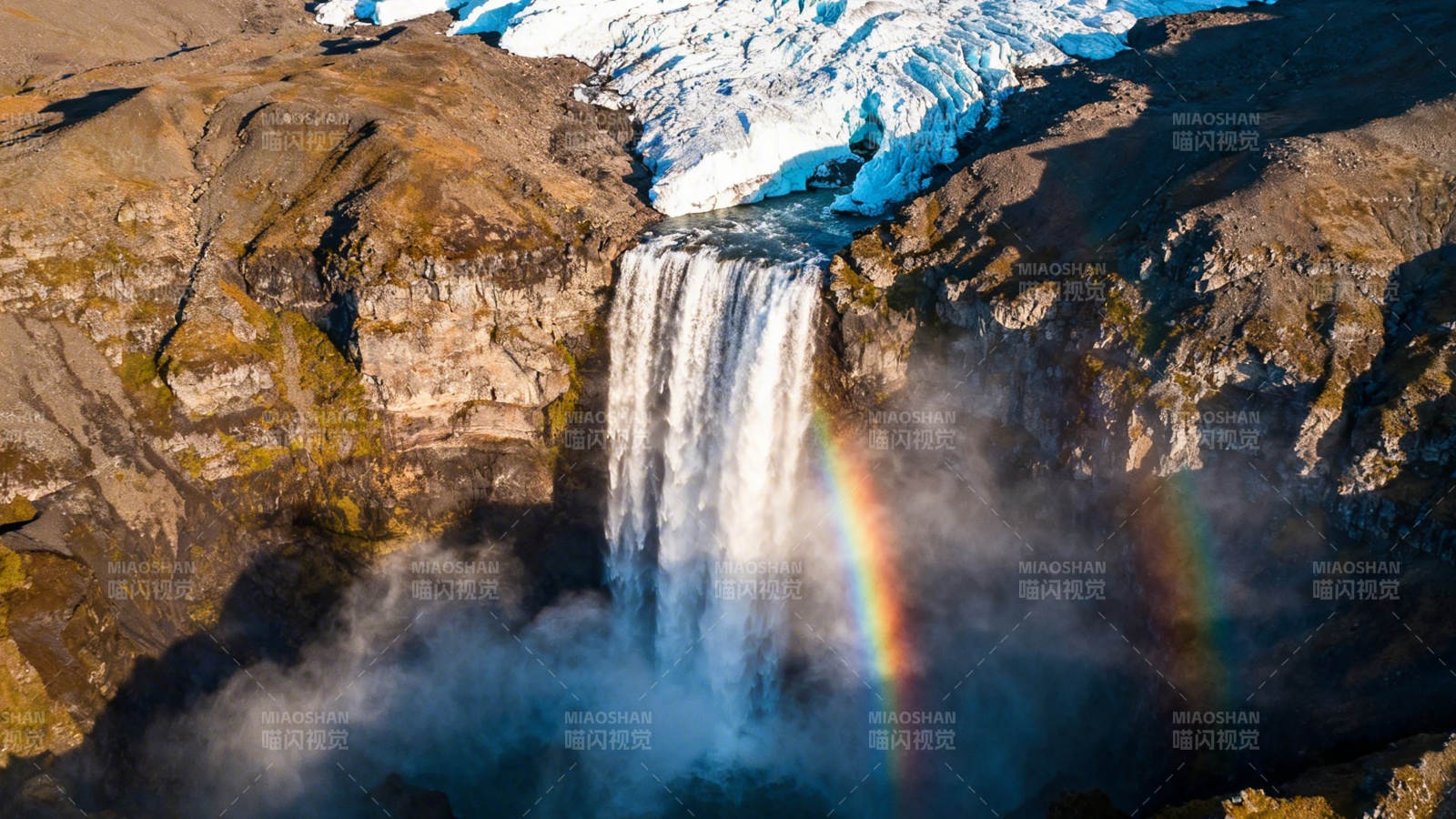 冰川瀑布现彩虹奇观图片