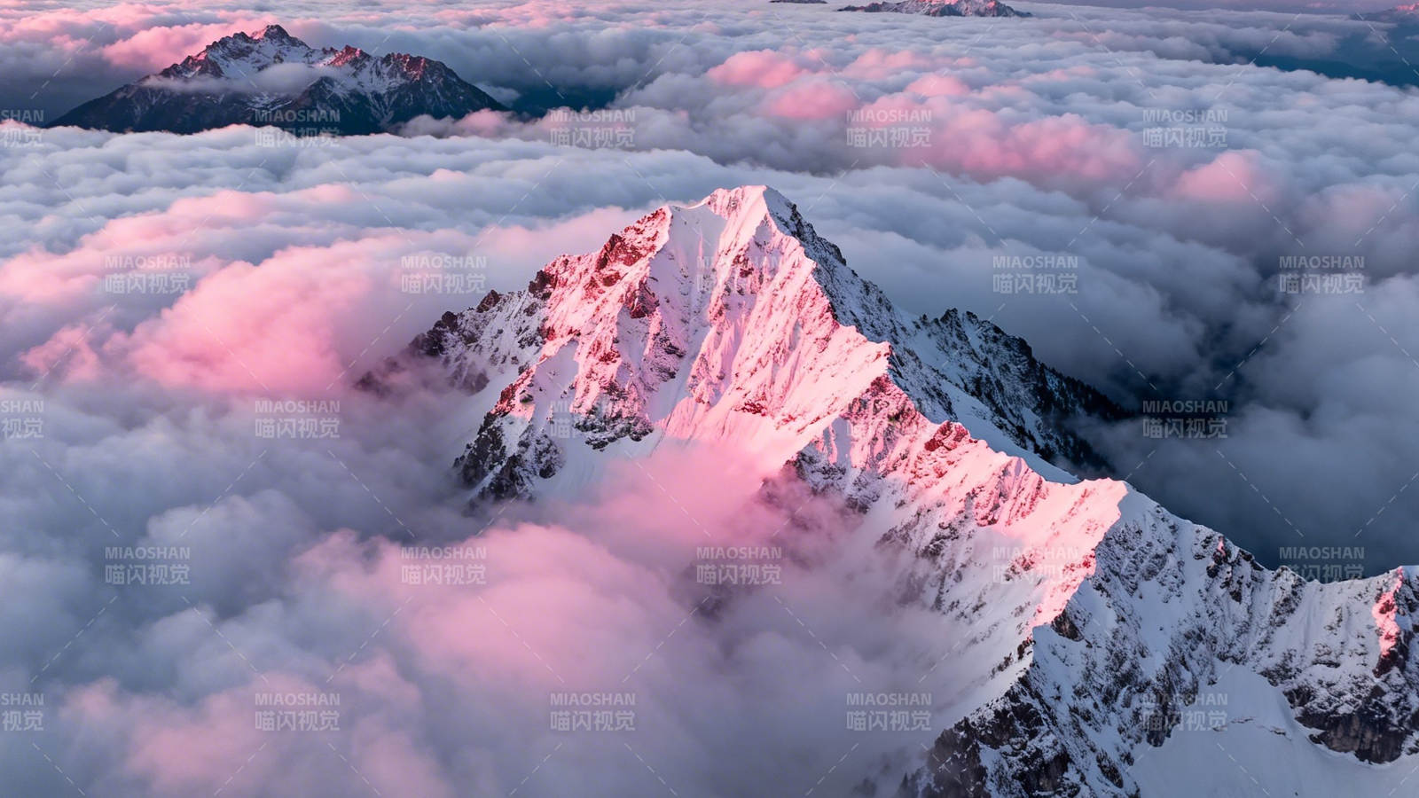 云海雪峰染霞光图片