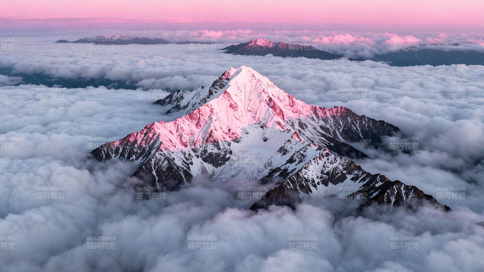 云海之上 雪峰染霞光图片