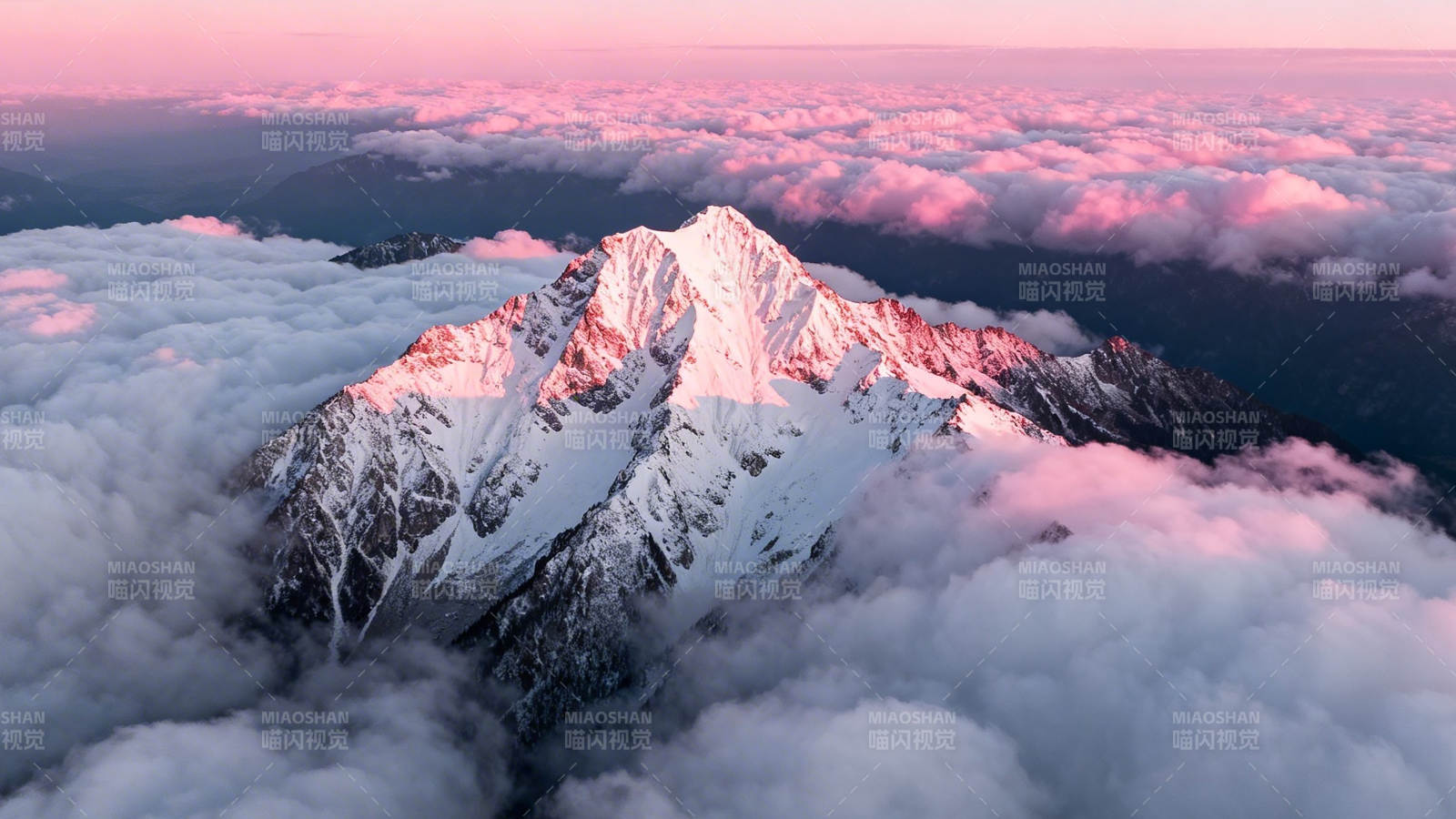 雪山云海映霞光图片