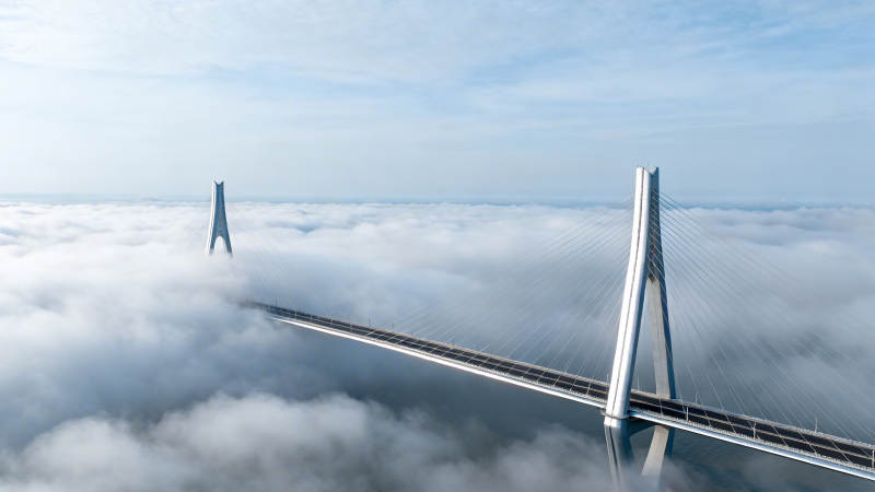 云海之上的现代桥梁奇观图片
