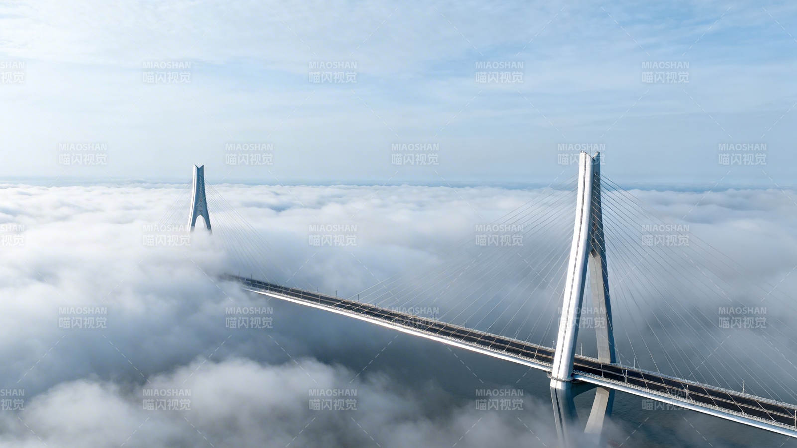 云海之上的现代桥梁奇观图片