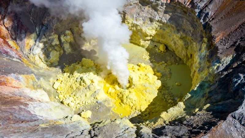 火山口硫磺喷气奇观图片