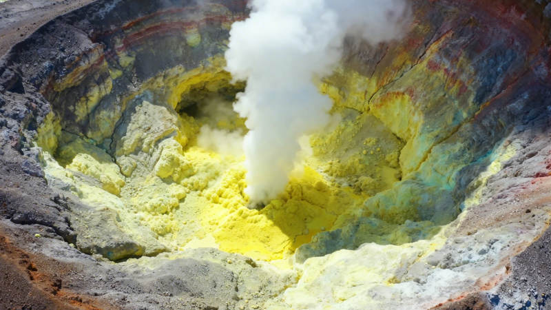 火山口喷发硫磺烟雾图片