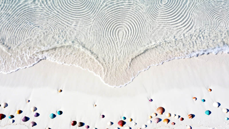 海浪轻抚彩石沙滩图片