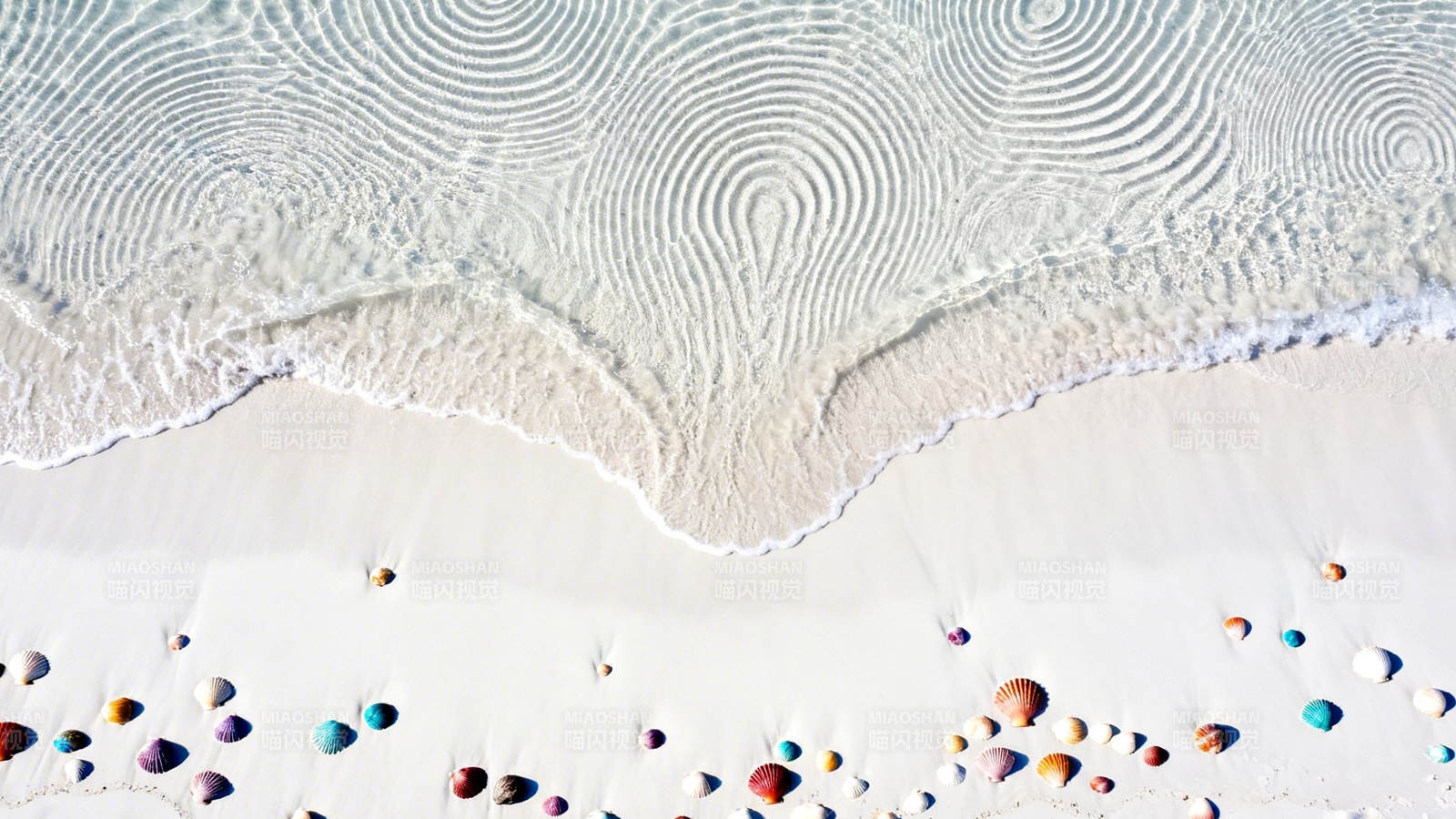 海浪轻抚彩石沙滩图片