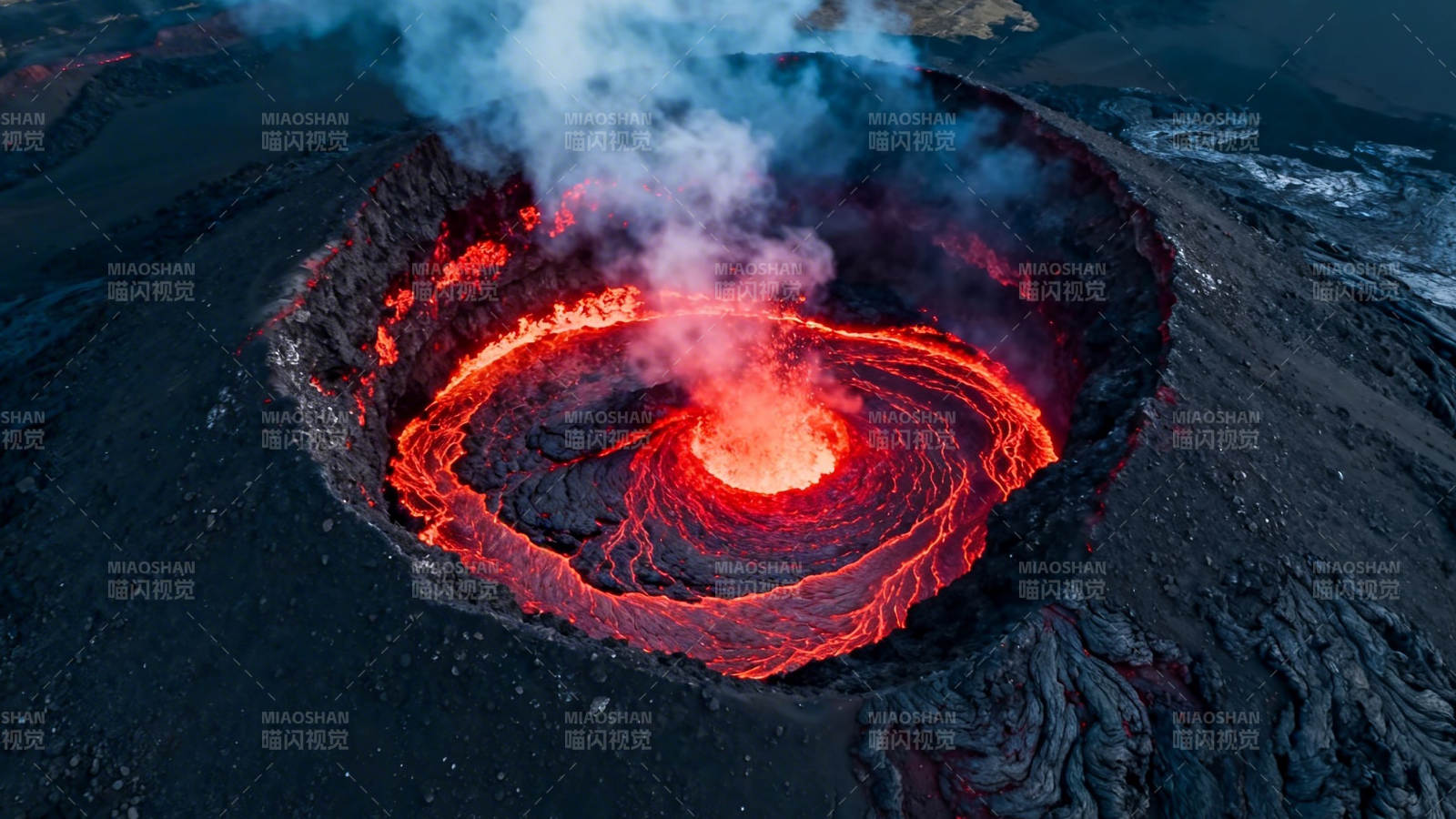 火山口熔岩翻滚冒烟图片