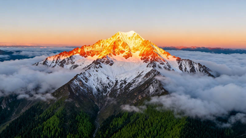 雪山日出 云海缭绕图片